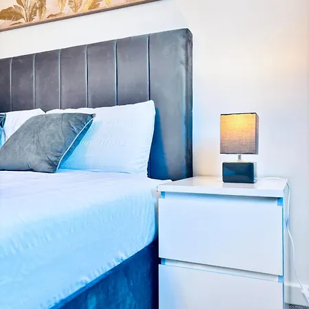 Luxury 5br With Access Apartment Manchester