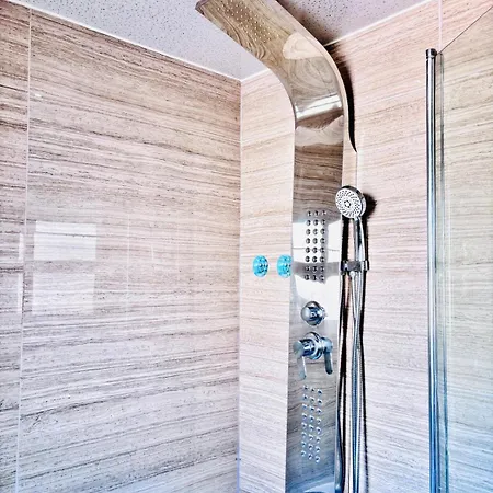 Luxury 5br With Access Apartment Manchester