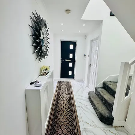 Luxury 5br With Access Apartment *