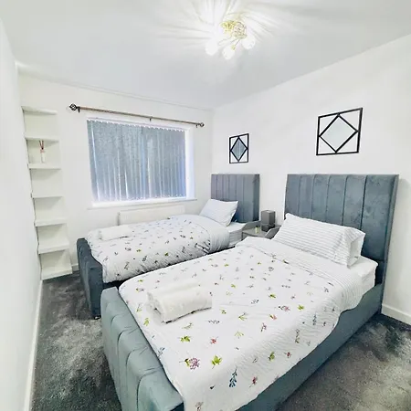 Luxury 5br With Access Apartment Manchester