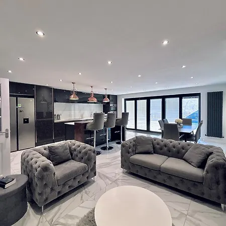 Luxury 5br With Access * Manchester