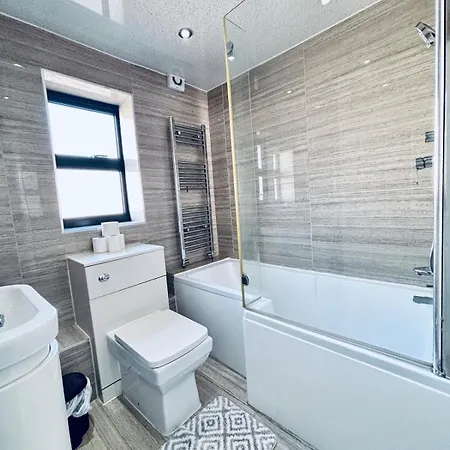 Luxury 5br With Access Apartment Manchester