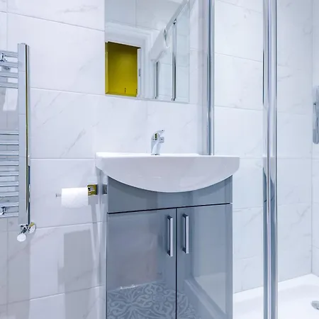 Rest&recharge At A Luxury Retreat In - Sleeps 11, 5 Bedrooms, 3 Bathrooms, Free Parking * Manchester