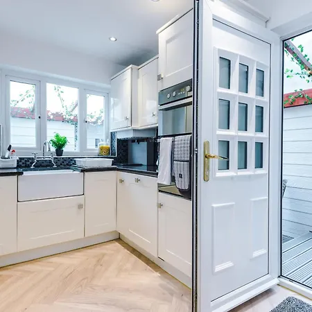 Rest&recharge At A Luxury Retreat In - Sleeps 11, 5 Bedrooms, 3 Bathrooms, Free Parking Manchester