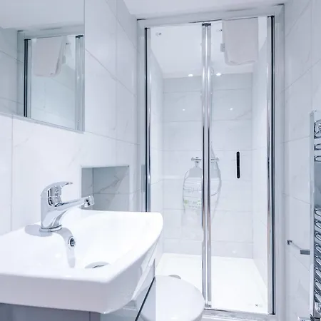 Rest&recharge At A Luxury Retreat In - Sleeps 11, 5 Bedrooms, 3 Bathrooms, Free Parking Ferienhaus
