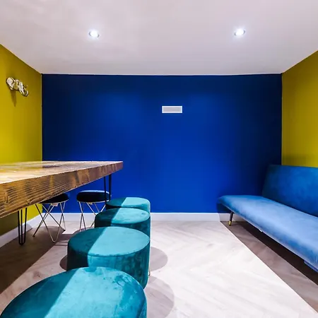 Rest&recharge At A Luxury Retreat In - Sleeps 11, 5 Bedrooms, 3 Bathrooms, Free Parking *