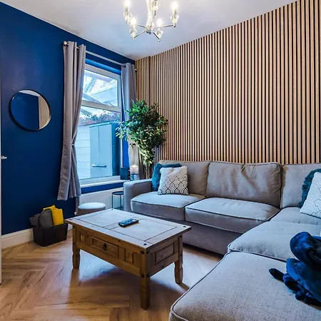 Rest&recharge At A Luxury Retreat In - Sleeps 11, 5 Bedrooms, 3 Bathrooms, Free Parking *