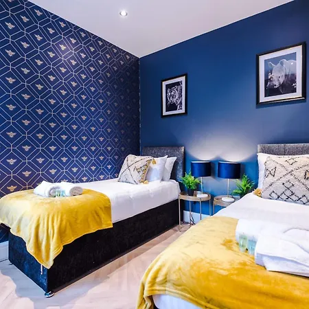 Rest&recharge At A Luxury Retreat In - Sleeps 11, 5 Bedrooms, 3 Bathrooms, Free Parking Holiday home