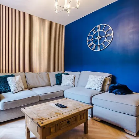 Rest&recharge At A Luxury Retreat In - Sleeps 11, 5 Bedrooms, 3 Bathrooms, Free Parking *