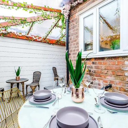 Rest&recharge At A Luxury Retreat In - Sleeps 11, 5 Bedrooms, 3 Bathrooms, Free Parking Manchester