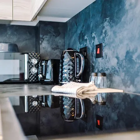 Modern In Old Trafford, Balcony, Sleeps6 Apartment *