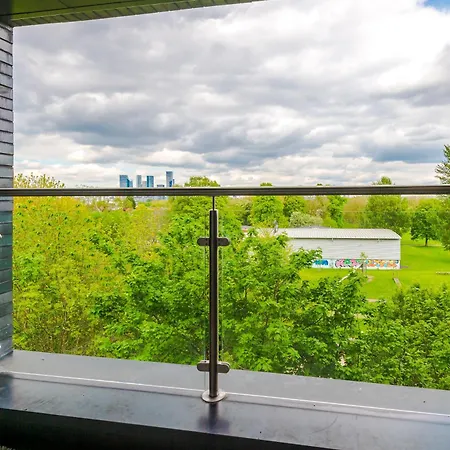 Modern In Old Trafford, Balcony, Sleeps6 Apartment Manchester