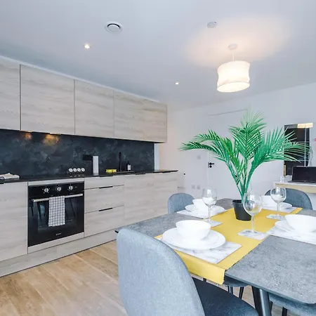 Modern In Old Trafford, Balcony, Sleeps6 Apartment