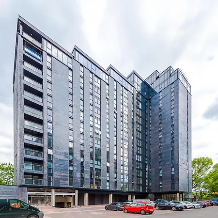 Modern In Old Trafford, Balcony, Sleeps6 Apartment *