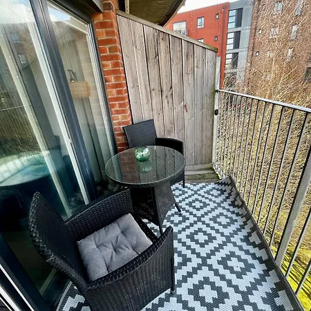 Serene 2-bed Flat Манчестер