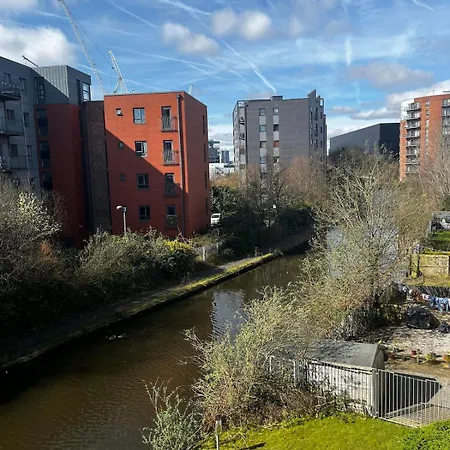 Serene 2-bed Flat With Canal Views - Coop Live דירה