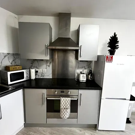 Serene 2-bed Flat With Canal Views - Coop Live