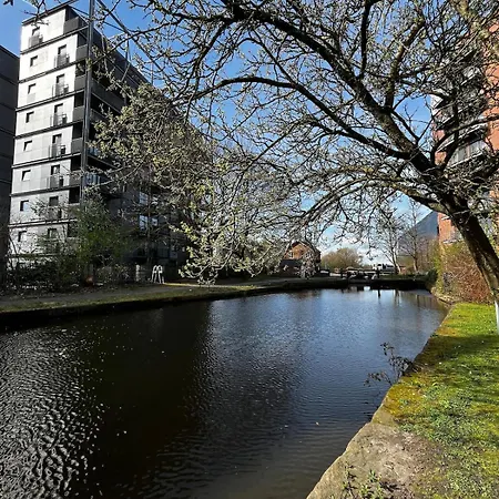 Serene 2-bed Flat Manchester