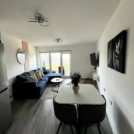 Chic 2-bed Flat - Coop Live & Ethiad Apartment *