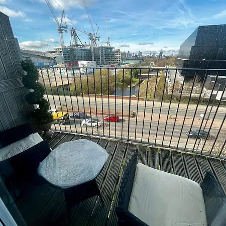 Chic 2-bed Flat - Coop Live & Ethiad Apartment *