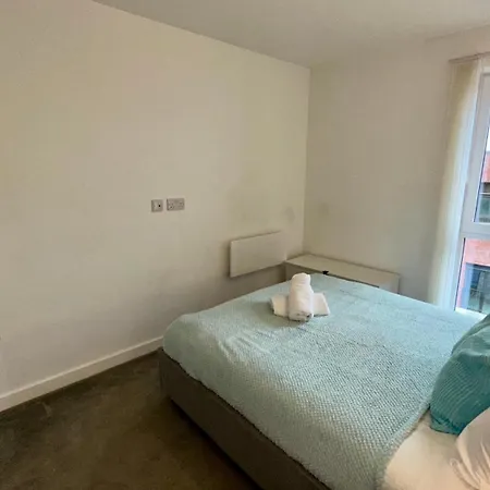 Lux Livin' - Luxury 2 Bed Penthouse Large Balcony Apartment