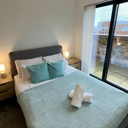 Lux Livin' - Luxury 2 Bed Penthouse Large Balcony Apartment Manchester
