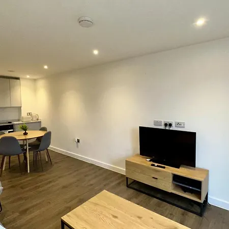 Lux Livin' - Luxury 2 Bed Penthouse Large Balcony Apartment