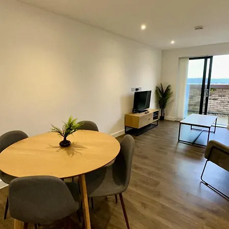 Lux Livin' - Luxury 2 Bed Penthouse Large Balcony Apartment *
