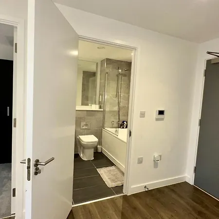 Lux Livin' - Luxury 2 Bed Penthouse Large Balcony Apartment