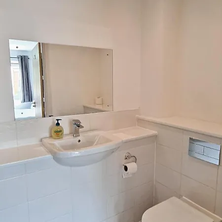 Large 4bedroom 4bathroom Townhouse By Coop Live Arena Holiday home