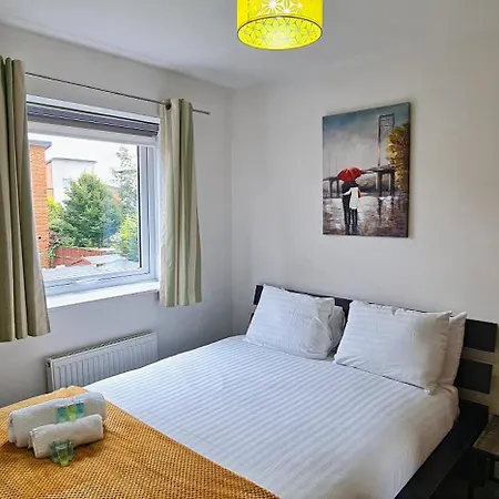 Large 4bedroom 4bathroom Townhouse By Coop Live Arena Holiday home