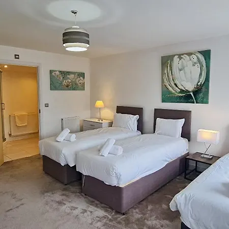 Large 4bedroom 4bathroom Townhouse By Coop Live Arena Holiday home