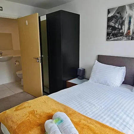 Large 4bedroom 4bathroom Townhouse By Coop Live Arena *