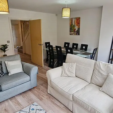 Large 4bedroom 4bathroom Townhouse By Coop Live Arena *