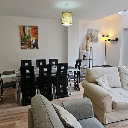 Large 4bedroom 4bathroom Townhouse By Coop Live Arena Holiday home