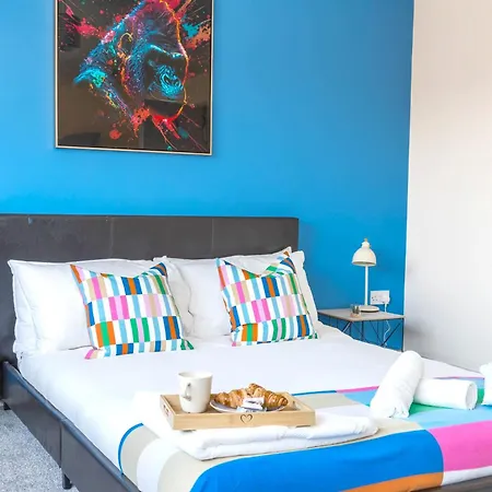 Holiday home Forest View- Oasis Mural -didsbury Zen Sleeps 10 Manchester