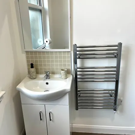 The Failsworth Collection - Stylish With Free Parking Apartment