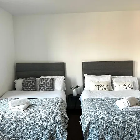 The Failsworth Collection - Stylish With Free Parking Appartement