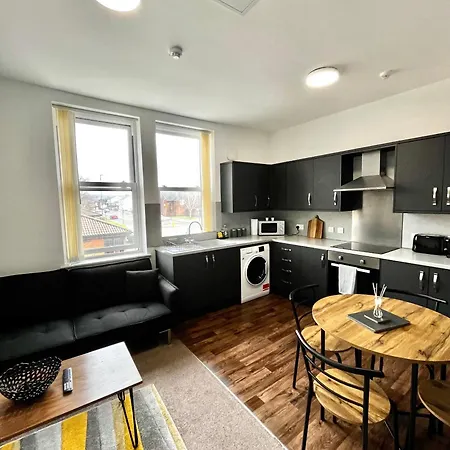 The Failsworth Collection - Stylish With Free Parking Apartment