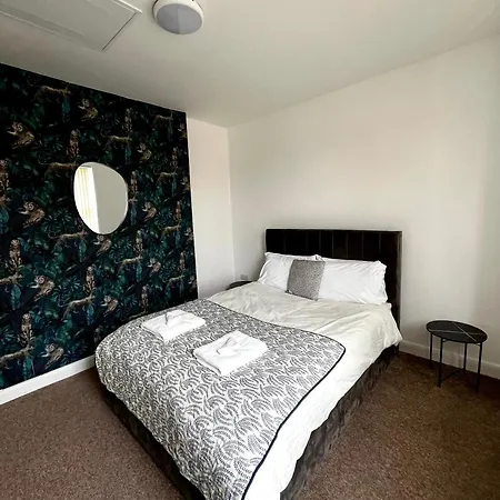 The Failsworth Collection - Stylish With Free Parking Apartment *