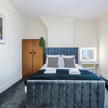 Cosy 3bd Near Etihad And Coop Live - Free Parking! בית נופש