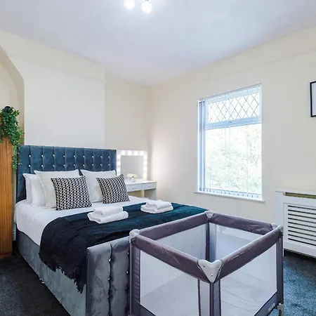 Holiday home Comfy 3bd, Sleeps 8, Ideal For Weekend & Business, Nr Coop Live & Etihad Stadium, Free Parking And Wifi *