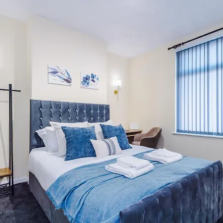 Holiday home Comfy 3bd, Sleeps 8, Ideal For Weekend & Business, Nr Coop Live & Etihad Stadium, Free Parking And Wifi