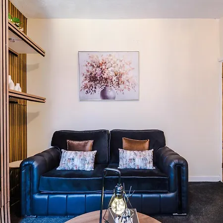 Holiday home Comfy 3bd, Sleeps 8, Ideal For Weekend & Business, Nr Coop Live & Etihad Stadium, Free Parking And Wifi