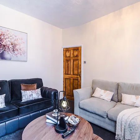 Comfy 3bd, Sleeps 8, Ideal For Weekend & Business, Nr Coop Live & Etihad Stadium, Free Parking And Wifi Holiday home *