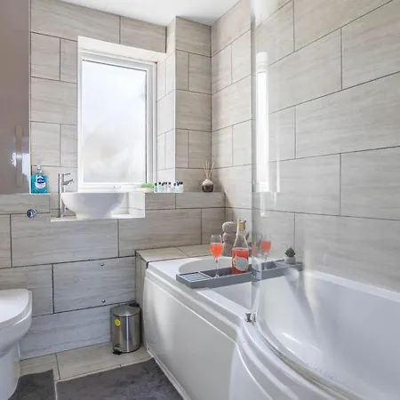 Spacious 4-bed Free Parking Short Or Long Сasa de vacaciones