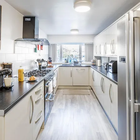 Holiday home Spacious 4-bed Free Parking Short Or Long