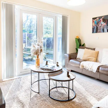 Spacious 4-bed Free Parking Short Or Long Сasa de vacaciones Mánchester