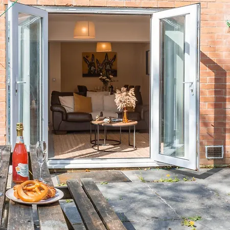 Spacious 4-bed Free Parking Short Or Long Сasa de vacaciones