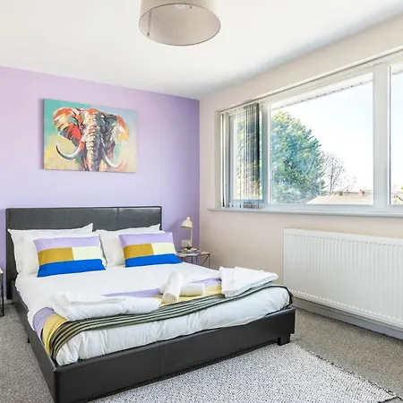 Holiday home Spacious 4-bed Free Parking Short Or Long *
